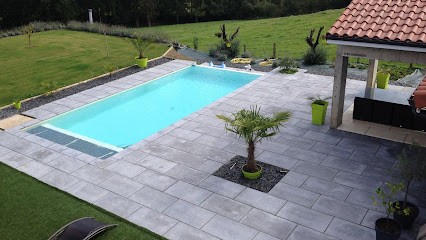 Auverbat, Piscine à Varennes-sur-Usson